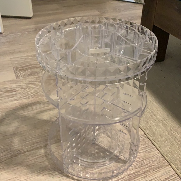 Beautiful clear toiletries/makeup spinning tower - Picture 3 of 6